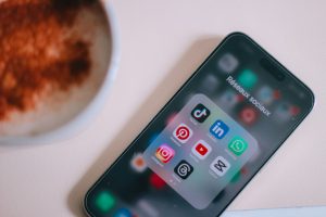 Read more about the article Jak nauczyć się montować rolki od zera? Samouczki, kurs online czy praktyczne szkolenie?