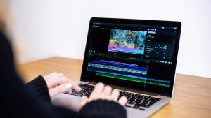 Read more about the article CapCut od podstaw – jak nauczyć się montować rolki i krótkie filmy do social media, nawet jeśli nigdy wcześniej tego nie robiłeś?