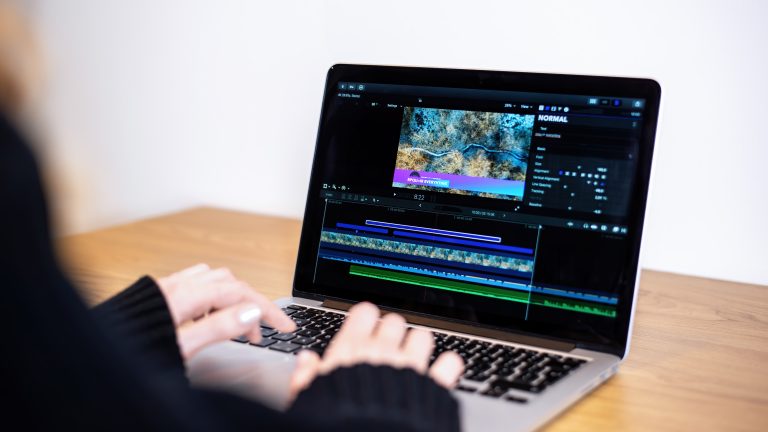 Read more about the article CapCut od podstaw – jak nauczyć się montować rolki i krótkie filmy do social media, nawet jeśli nigdy wcześniej tego nie robiłeś?